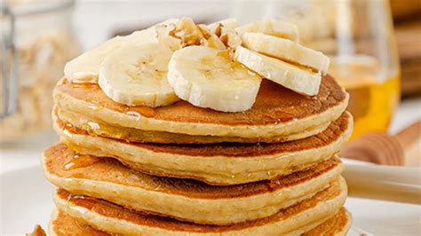 Un bol cu amestec pentru clătite din banane și ou, gata de prăjit