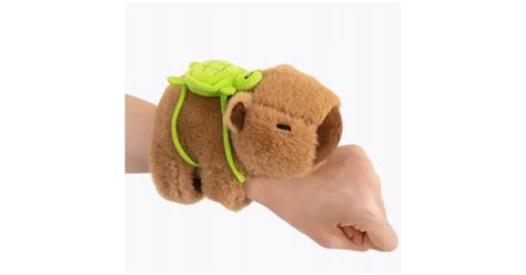 Ilustrație cu brățara Smart Touch purtată la încheietura mâinii unui copil.