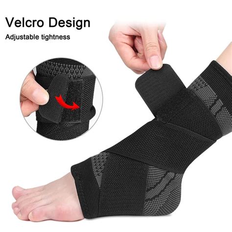 Fotografie cu banda PARA’KITO® Kids purtată la glezna unui copil, cu accent pe materialul de neopren și sistemul de închidere.