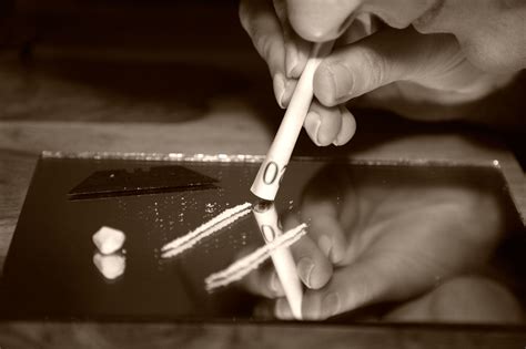 Ilustrație cu un bebeluș și părinții săi.