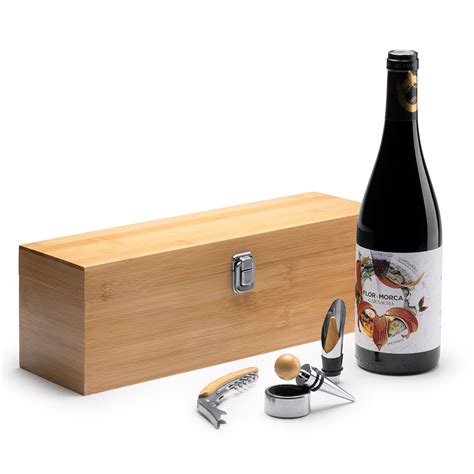 Colaj cu diverse produse personalizate: breloc, brichetă, covoraș, cutie de vin, etc.