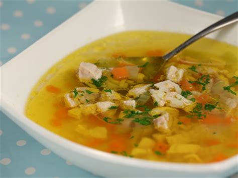 carne de pasare cruda cu legume si condimente pentru supa