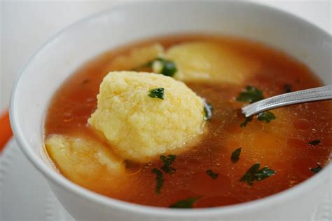 ingrediente pentru galuste: oua, gris, sare