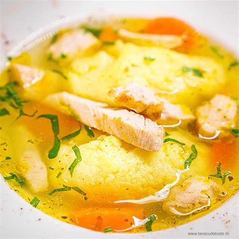 bol cu supa de pui cu galuste si patrunjel