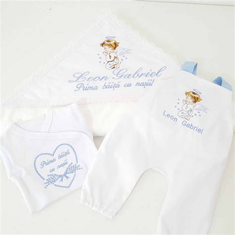 Ilustrație cu diverse modele de body-uri pentru bebeluși, cu accent pe sistemele de închidere și materialele folosite.