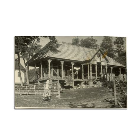 Fotografie de epocă cu copii purtând modele timpurii de body-uri.