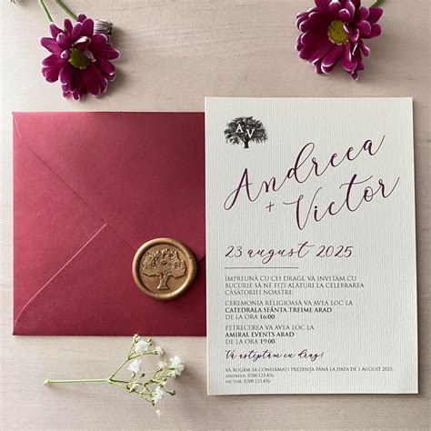 fotografie cu un set de invitații de nuntă elegante, cu detalii fine și un design modern