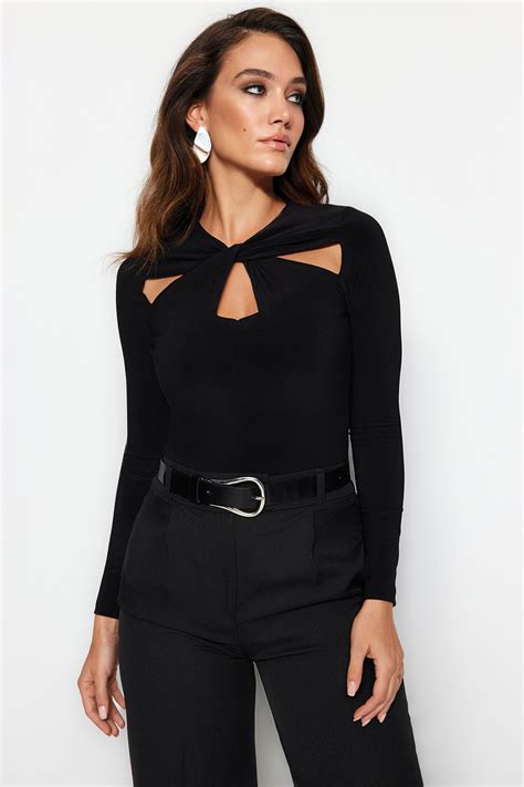 Ilustrație care demonstrează mecanismul de închidere cu capse al unui body, subliniind ușurința în utilizare.