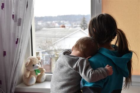 Schemă organizatorică a unui centru maternal, ilustrând fluxul de admitere și servicii oferite.