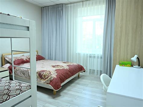 Fotografie a unei camere de la Centrul Maternal, amenajată pentru mamă și copil.