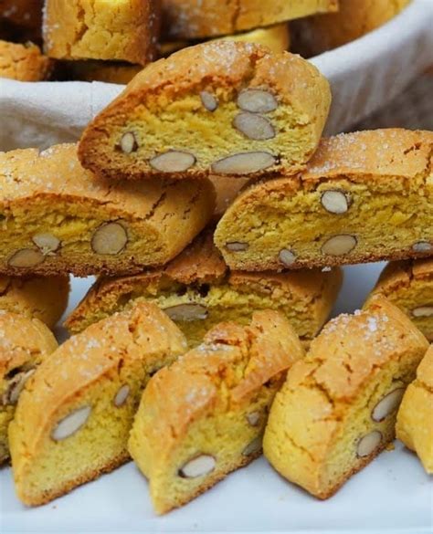 Ingrediente pentru biscuiți făcuți acasă: banane, unt, zahăr brun, făină, fulgi de cocos, fulgi de ovăz