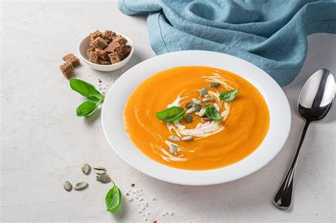 Fotografie cu o farfurie de supă de legume pentru copii, cu legume tăiate mărunt.