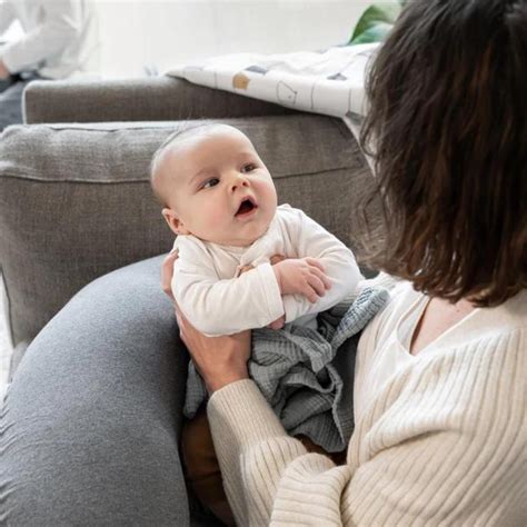 Close-up pe textura materialelor naturale folosite la bluzele pentru gravide: bumbac organic, lână merinos.