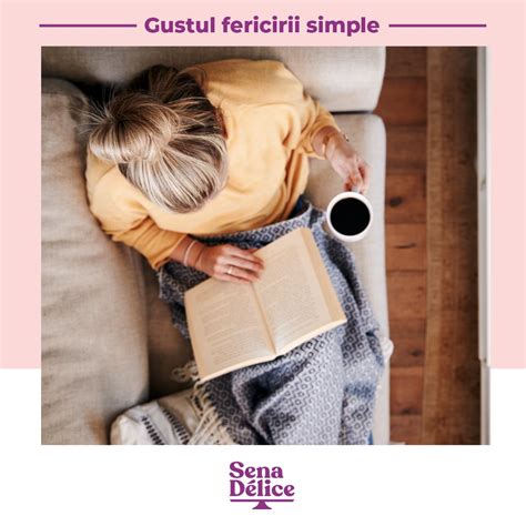 Femeie însărcinată odihnindu-se pe canapea cu o carte, cu decorațiuni de sărbătoare