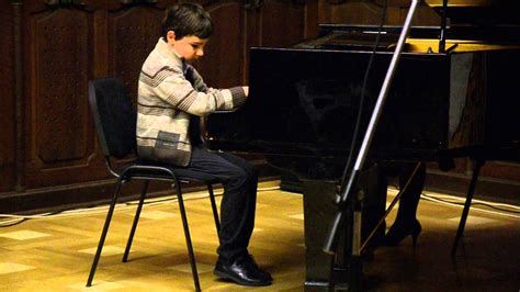 copilă cântând la pian