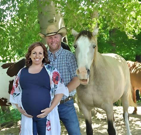 fotografie a unui cuplu îndurerat privind o fotografie a copilului lor