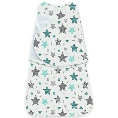 Imagine cu un bebeluș înfășat într-un sac de dormit sigur