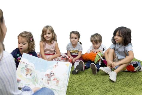 Ilustrație cu un adult care este tratat ca un copil