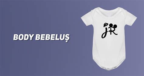 Fotografie de aproape a unui body de bebeluș personalizat cu un nume drăguț și o mică ilustrație.