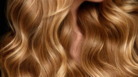 Model cu păr blond miere, cu pielea radiantă.