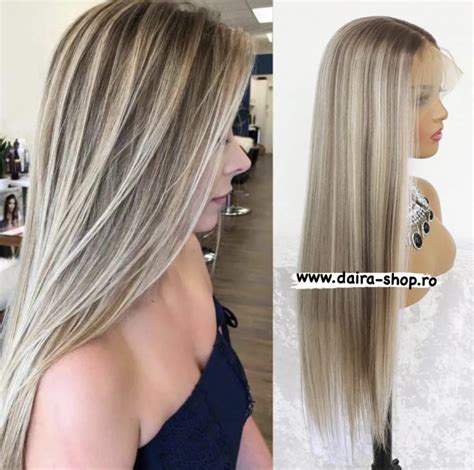 Model cu păr blond platinat, cu pielea palidă și ochi albaștri.