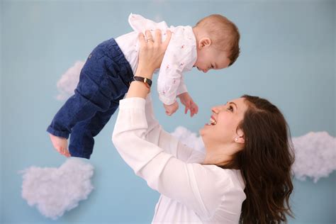 Bebeluș de 10 luni care se ridică în picioare sprijinindu-se de o canapea