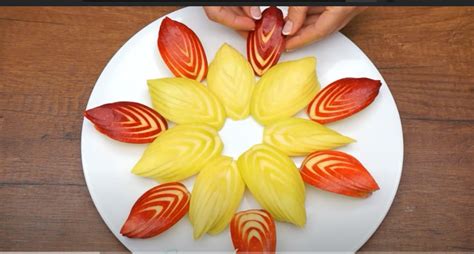 Farfurie cu fructe moi tăiate bucăți potrivite pentru un bebeluș de 10 luni