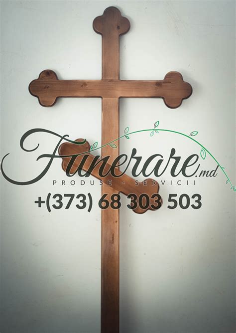 vedere generală a unui cimitir vechi, cu cruci din lemn și pietre funerare