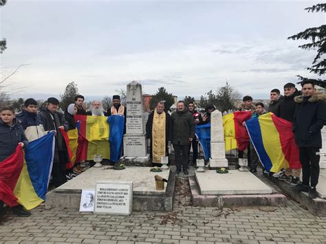 o placă de marmură pe un monument cu nume înscrise