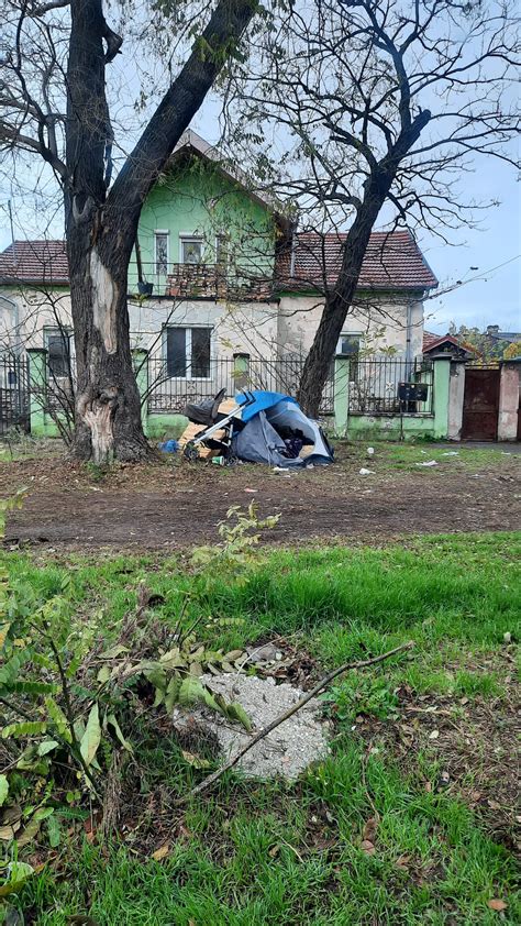 un soldat bărbierindu-se într-un cadru improvizat