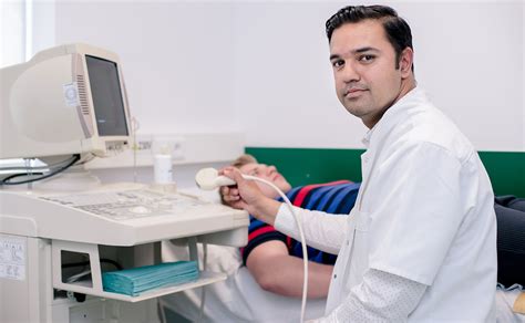 Pacient efectuând o ecografie abdominală