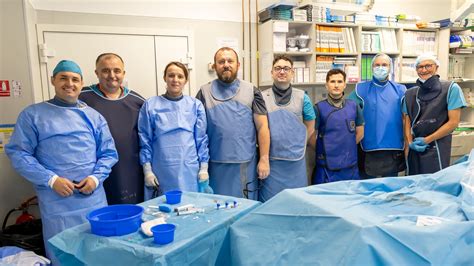 echipă medicală multidisciplinară la Spitalul Militar Craiova realizând o intervenție chirurgicală complexă