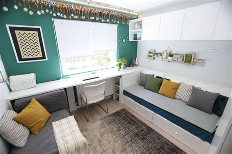 Fotografie cu o cameră de copil amenajată pentru somn, cu lumina ambientală redusă și elemente calmante.