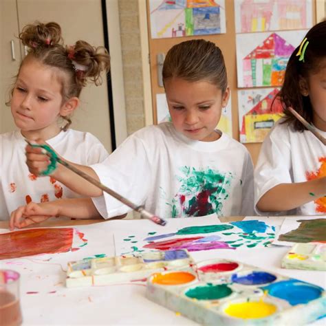 Copii participând la un atelier de pictură