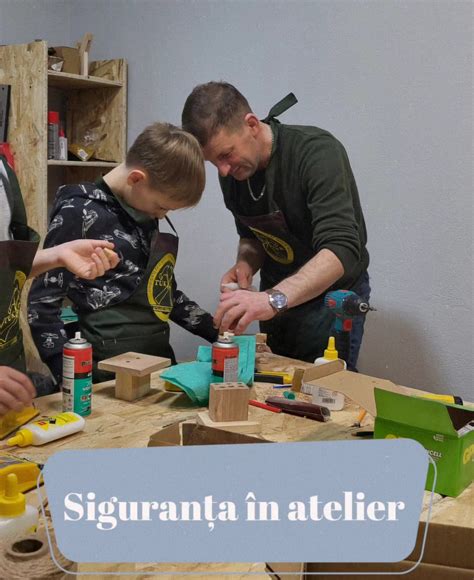 Copii zâmbind și interacționând în timpul unui atelier