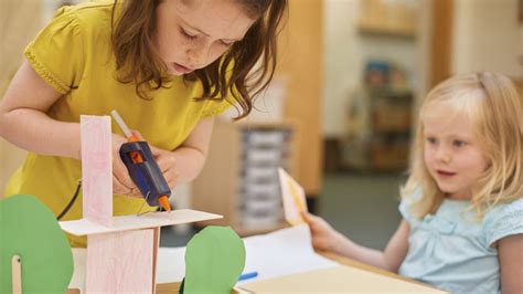 Spațiu luminos și colorat, amenajat pentru ateliere pentru copii