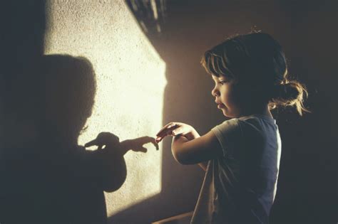 Ilustrație a unui copil și a unui adult, simbolizând relația de îngrijire și protecție.