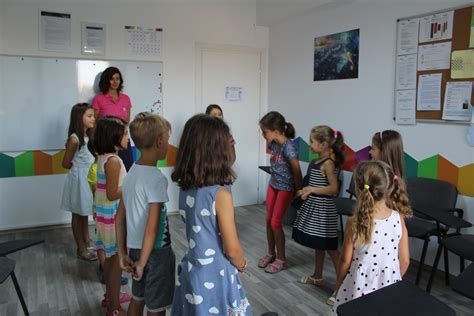 Fotografie cu un grup de copii cu sindrom Down participând la o activitate educațională.