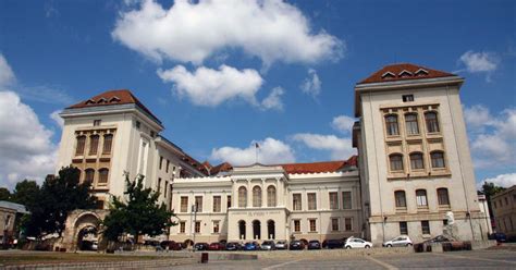 Imagine a clădirii principale a UMF Iași cu studenți.