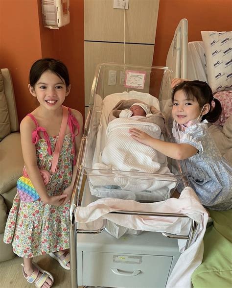 Fotografie de familie cu Andi Manzano, GP Reyes și cele două fiice ale lor, Olivia și Amelia