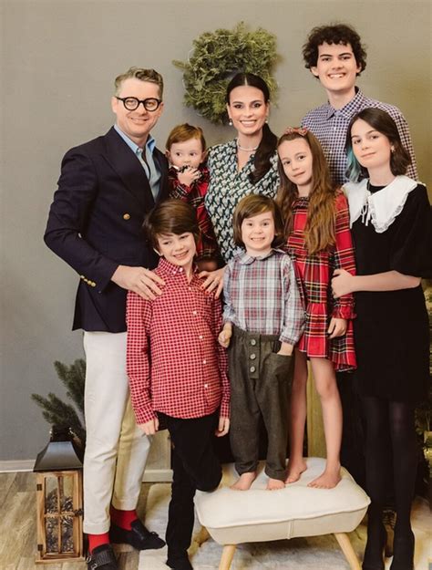 Anca Serea zâmbind, ținând în brațe un nou-născut