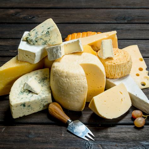 Imagine cu diferite tipuri de brânzeturi și cașcaval.