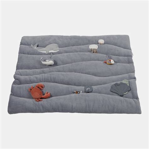 O salteluță de activități colorată cu arcade și jucării suspendate