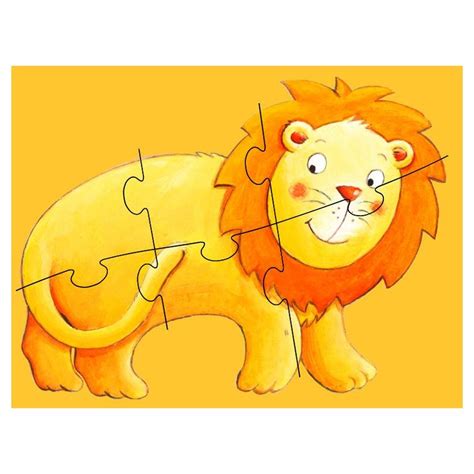 Copil de 2 ani concentrat asupra unui puzzle cu piese mari.