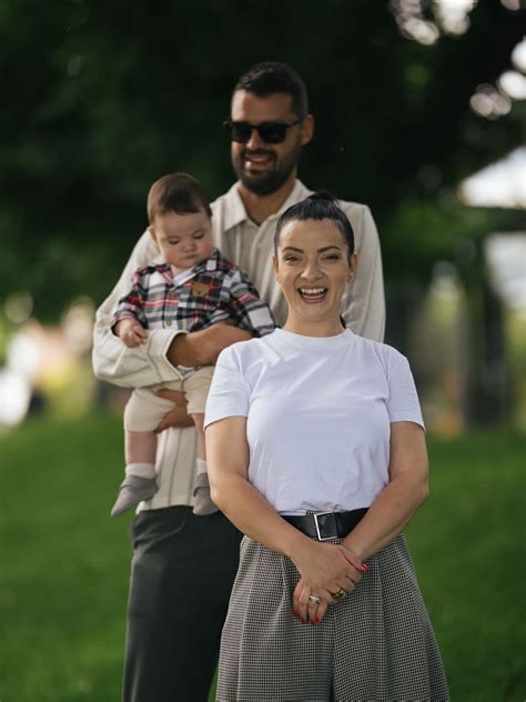 Fotografie: Copil zâmbind alături de familia adoptatoare