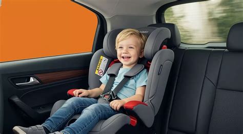 imagine cu un scaun auto pentru bebeluși, instalat corect într-o mașină