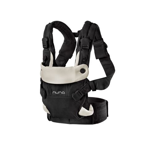 Fotografie cu un părinte purtând un bebeluș într-un sistem de purtare ergonomic (marsupiu).