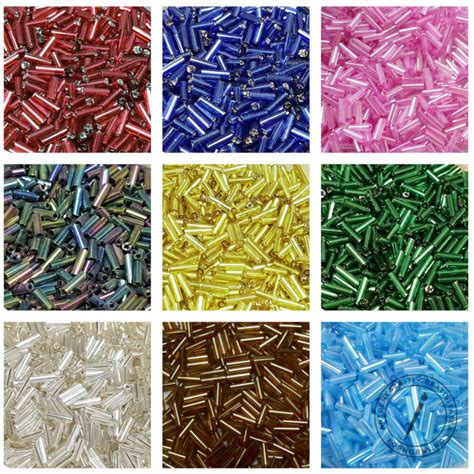 Fotografie cu o varietate de mărgele de diverse culori, forme și dimensiuni, inclusiv mărgele TOHO și Miyuki, alături de accesorii metalice precum zale, ace și închizători.