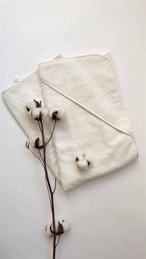 Bebeluș învăluit într-un prosop moale și pufos după baie