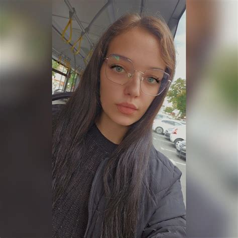 ilustrație cu o familie care discută despre creșterea copilului